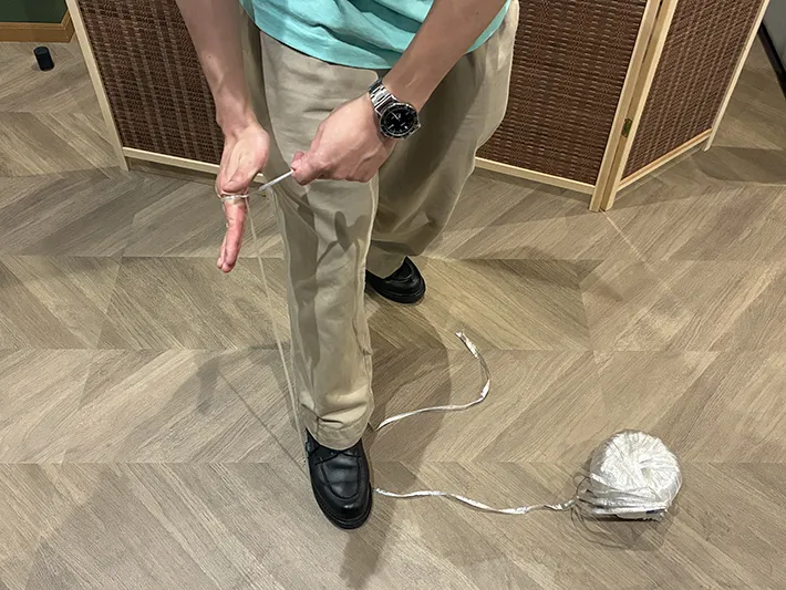 ビニール紐を手でひねって巻きつける場面（撮影：grapeライフハック編集部）