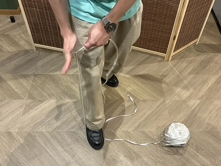 ビニール紐を手で切ろうとする場面（撮影：grapeライフハック編集部）