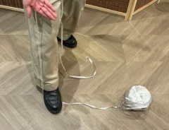 ビニール紐を踏んで固定する場面（撮影：grapeライフハック編集部）