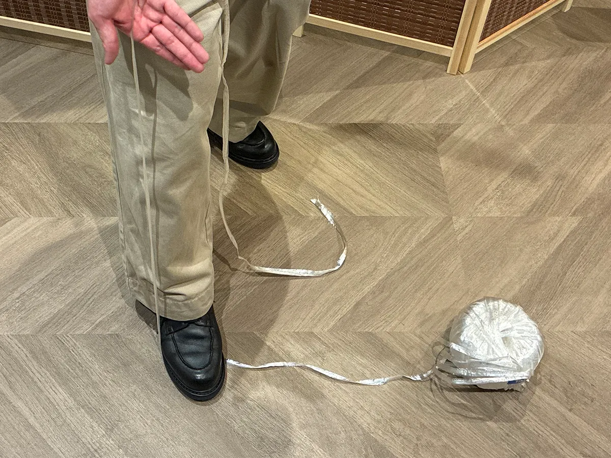 ビニール紐を踏んで固定する場面（撮影：grapeライフハック編集部）