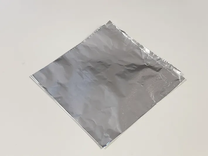 アルミホイルを四つ折りにした写真（撮影：grapeライフハック編集部）