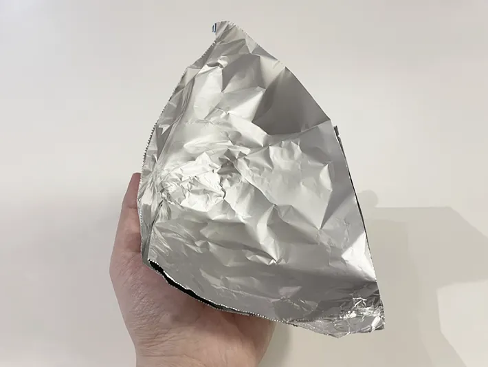 四つ折りのアルミホイルを広げた写真（撮影：grapeライフハック編集部）