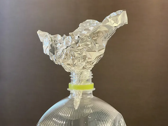 アルミホイルをペットボトルにつけた写真（撮影：grapeライフハック編集部）