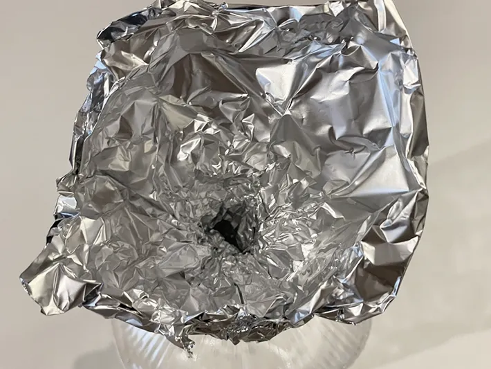 アルミホイル漏斗を上から見た写真（撮影：grapeライフハック編集部）