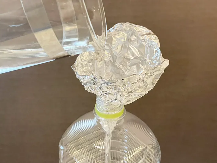 アルミホイル漏斗に水を入れる写真（撮影：grapeライフハック編集部）