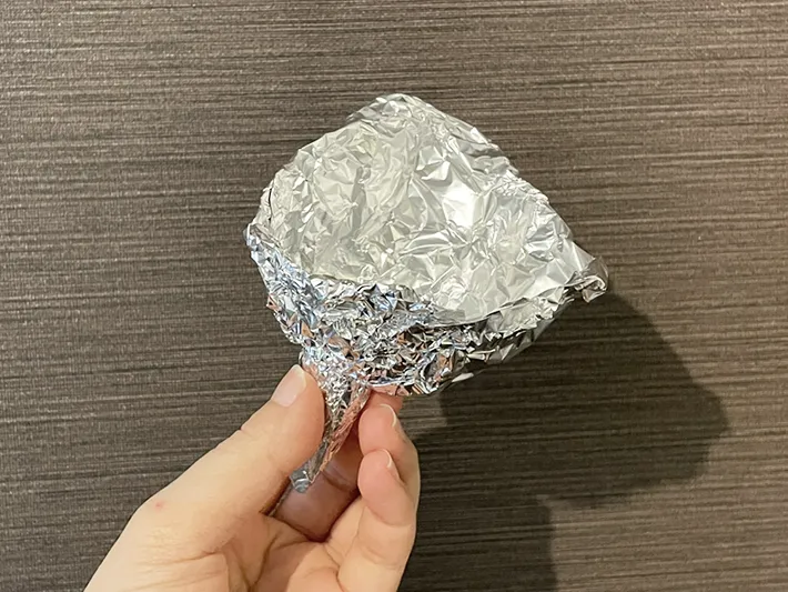 アルミホイル漏斗を持つ写真（撮影：grapeライフハック編集部）