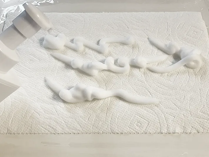 キッチンペーパーにハンドソープを出す写真（撮影：grapeライフハック編集部）