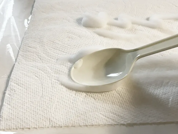 キッチンペーパーにハンドソープを広げる写真（撮影：grapeライフハック編集部）