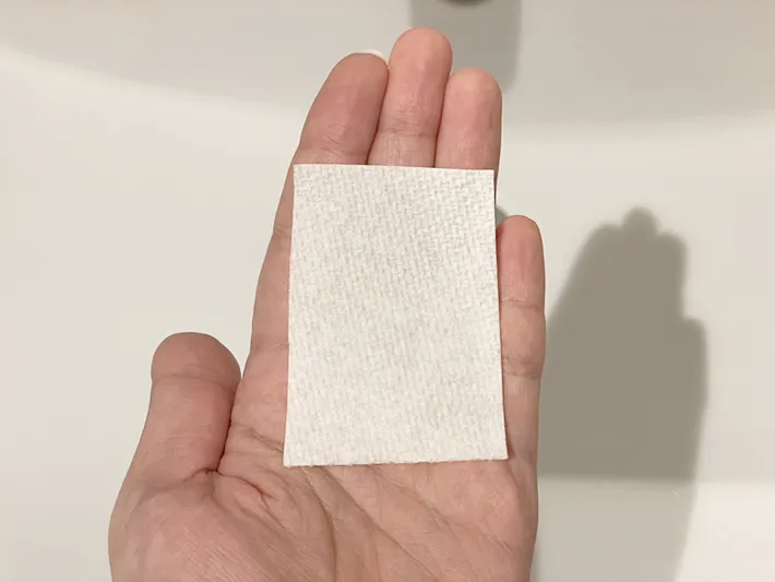 キッチンペーパーを手にのせた写真（撮影：grapeライフハック編集部）