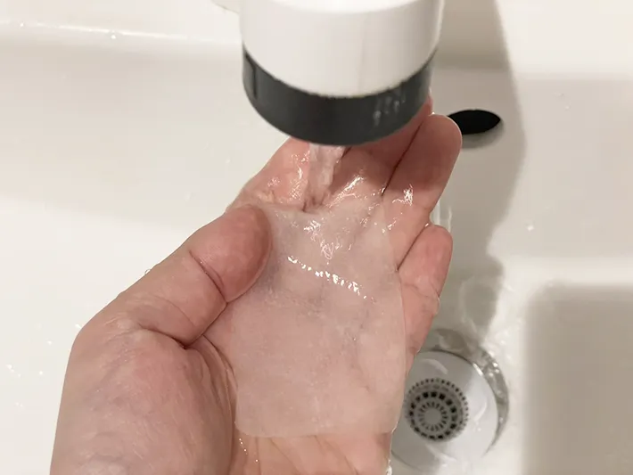 キッチンペーパーを濡らす写真（撮影：grapeライフハック編集部）