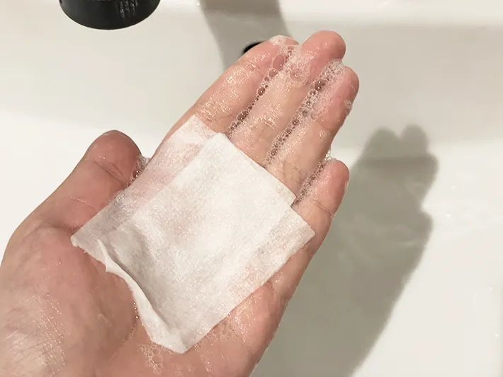 キッチンペーパーが泡立つ写真（撮影：grapeライフハック編集部）