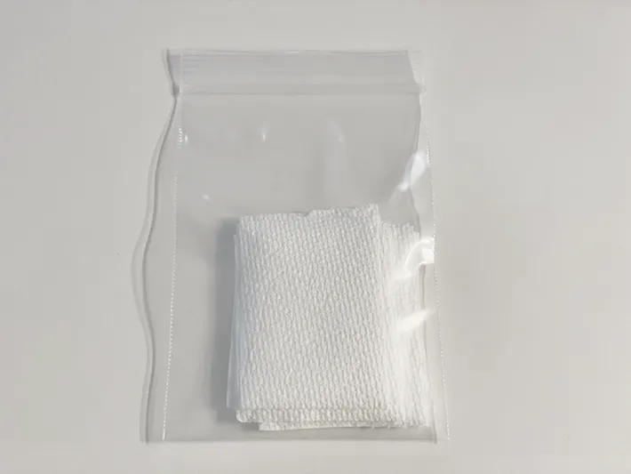 キッチンペーパーをチャック付き袋に入れた写真（撮影：grapeライフハック編集部）