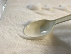 キッチンペーパーにハンドソープを広げる写真（撮影：grapeライフハック編集部）