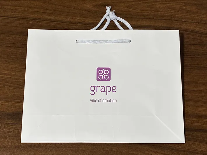 机に置かれた紙袋（撮影：grapeライフハック編集部）