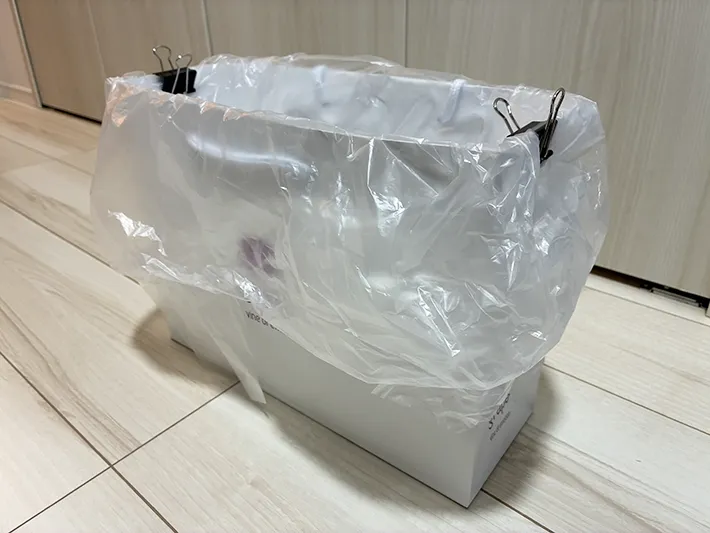 ポリ袋をダブルクリップで固定した紙袋（撮影：grapeライフハック編集部）