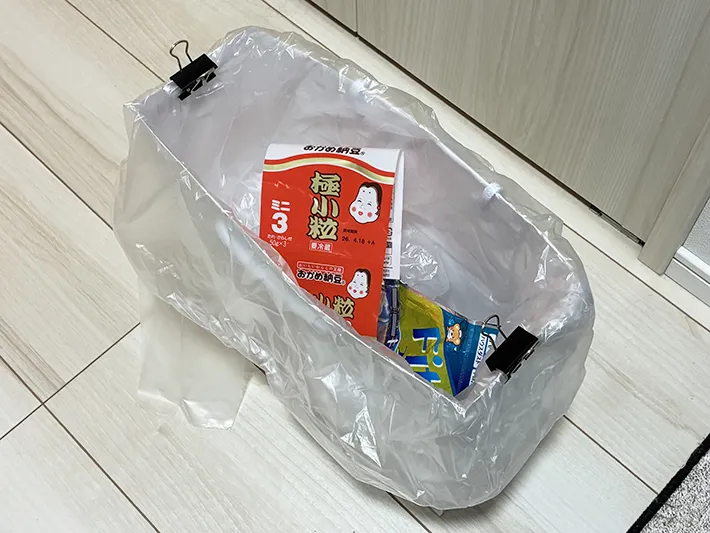 ゴミが入った、紙袋を生かした簡易ゴミ箱（撮影：grapeライフハック編集部）