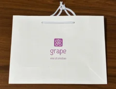 机に置かれた紙袋（撮影：grapeライフハック編集部）
