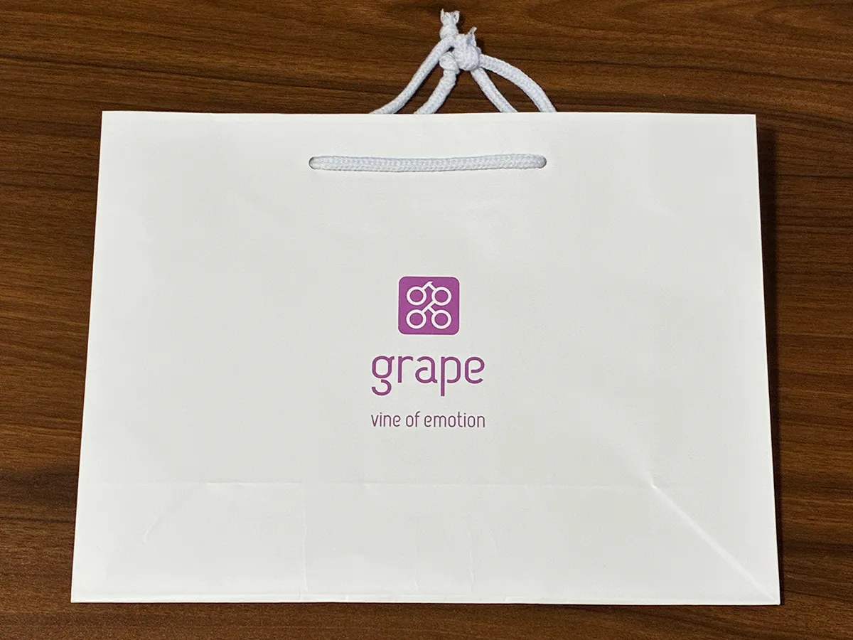 机に置かれた紙袋（撮影：grapeライフハック編集部）