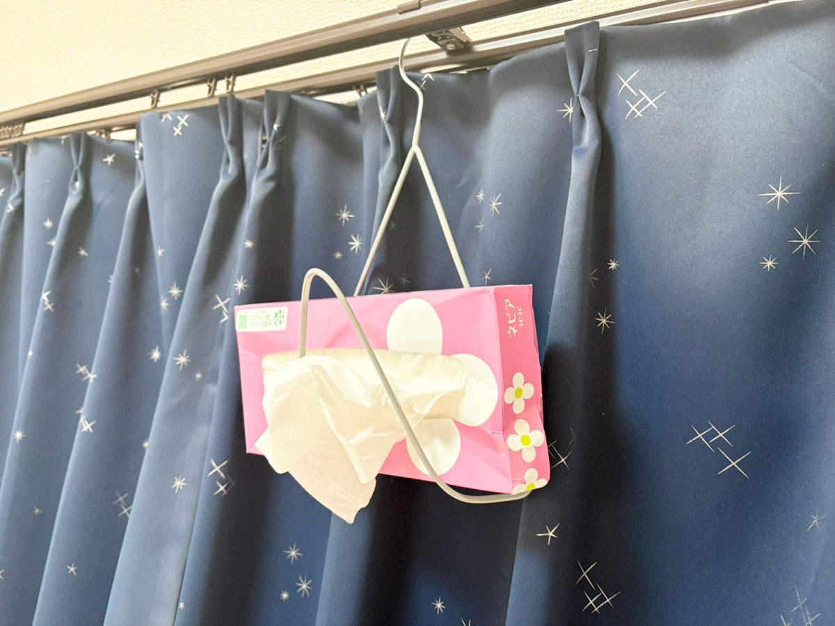 針金ハンガーティッシュホルダーの写真（撮影：grapeライフハック編集部）