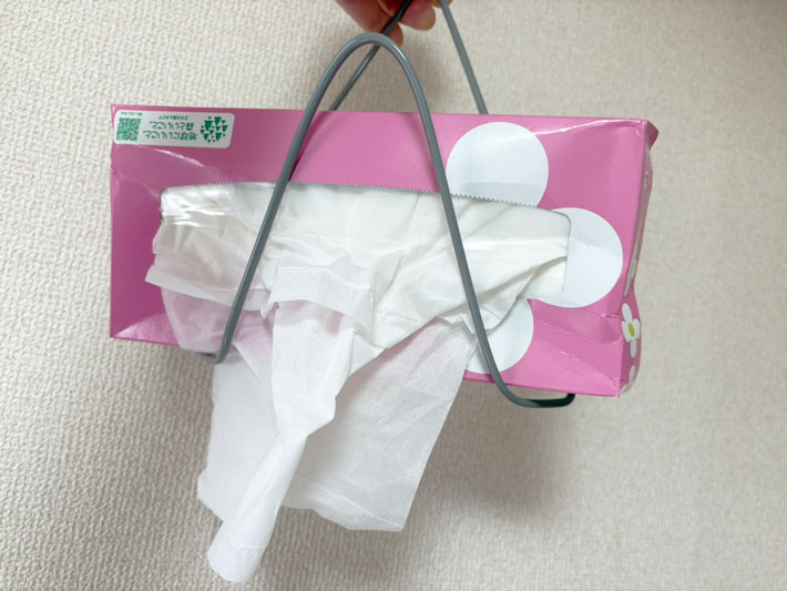 針金ハンガーティッシュホルダーの写真（撮影：grapeライフハック編集部）