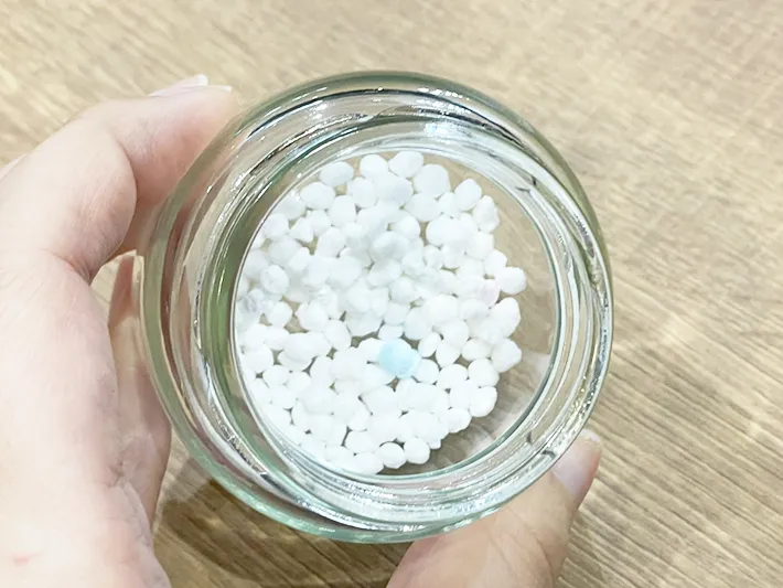 瓶に洗濯ビーズを入れた写真（撮影：grapeライフハック編集部）