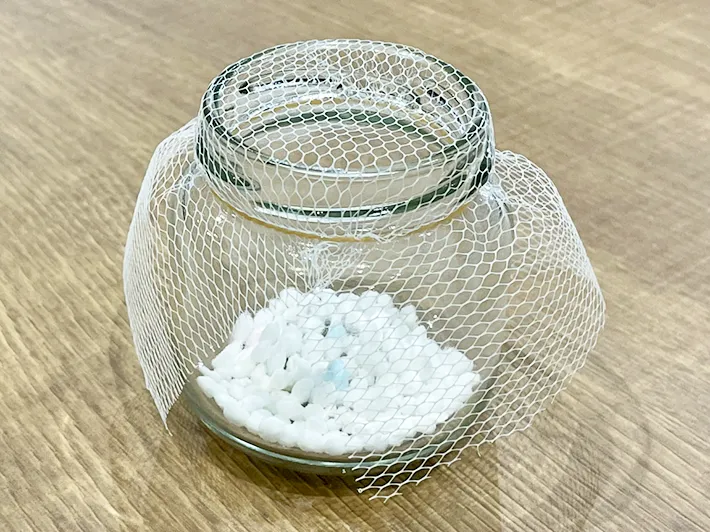 瓶に洗濯ビーズを入れてフィルターをかぶせた写真（撮影：grapeライフハック編集部）