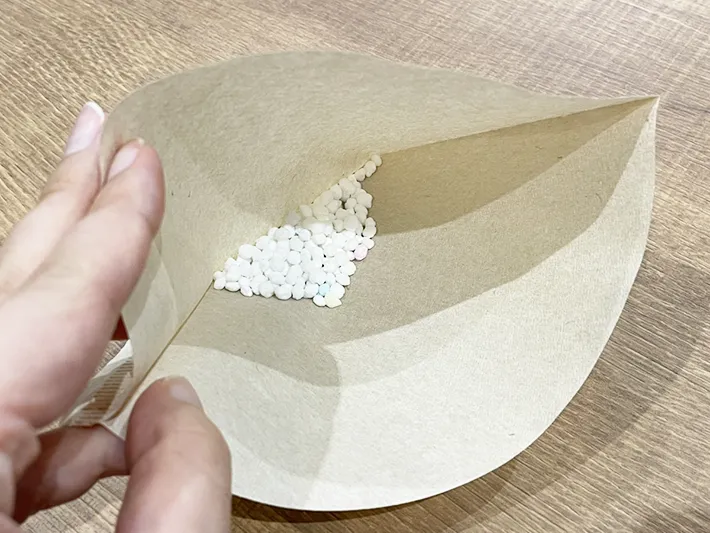 コーヒーフィルターに洗濯ビーズを入れた写真（撮影：grapeライフハック編集部）