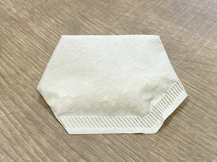 コーヒーフィルターに洗濯ビーズを入れ折りたたんだ写真（撮影：grapeライフハック編集部）