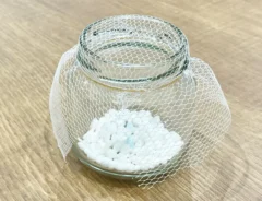 瓶に洗濯ビーズを入れてフィルターをかぶせた写真（撮影：grapeライフハック編集部）