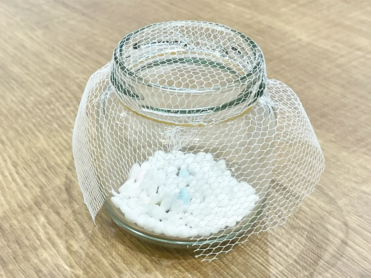 瓶に洗濯ビーズを入れてフィルターをかぶせた写真（撮影：grapeライフハック編集部）