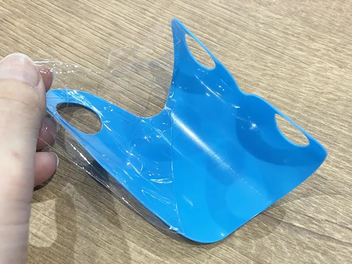 『手袋ピタット』のフィルムをはがす写真（撮影：grapeライフハック編集部）