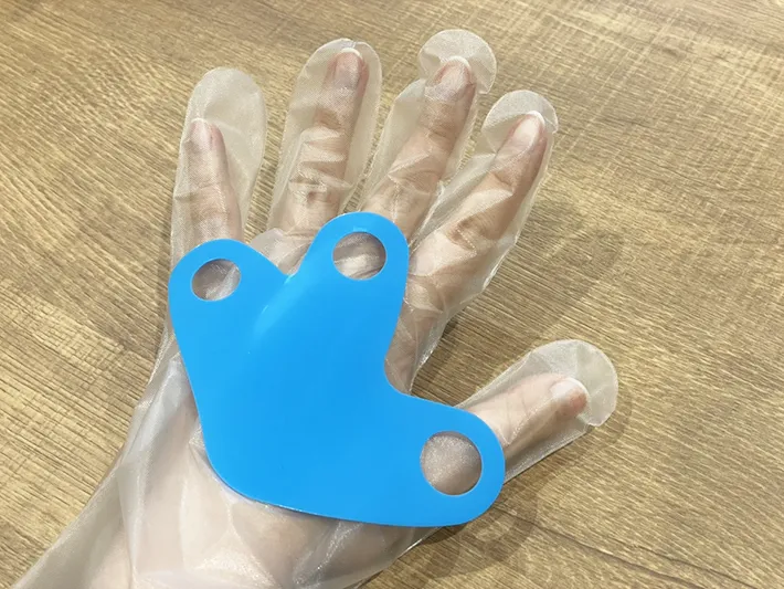 『手袋ピタット』を手の甲にのせる写真（撮影：grapeライフハック編集部）