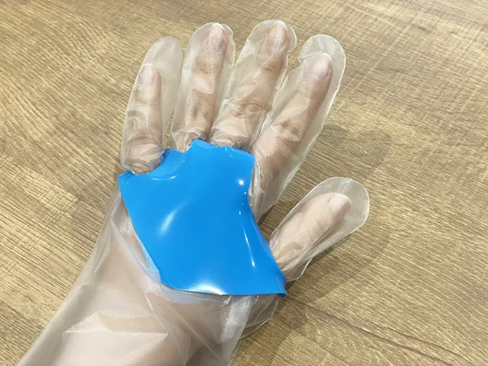 『手袋ピタット』を装着する写真（撮影：grapeライフハック編集部）