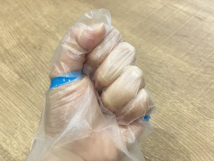 『手袋ピタット』をつけて手を握る写真（撮影：grapeライフハック編集部）
