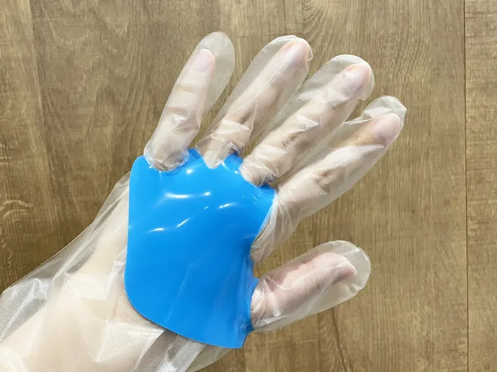 『手袋ピタット』を装着する写真（撮影：grapeライフハック編集部）