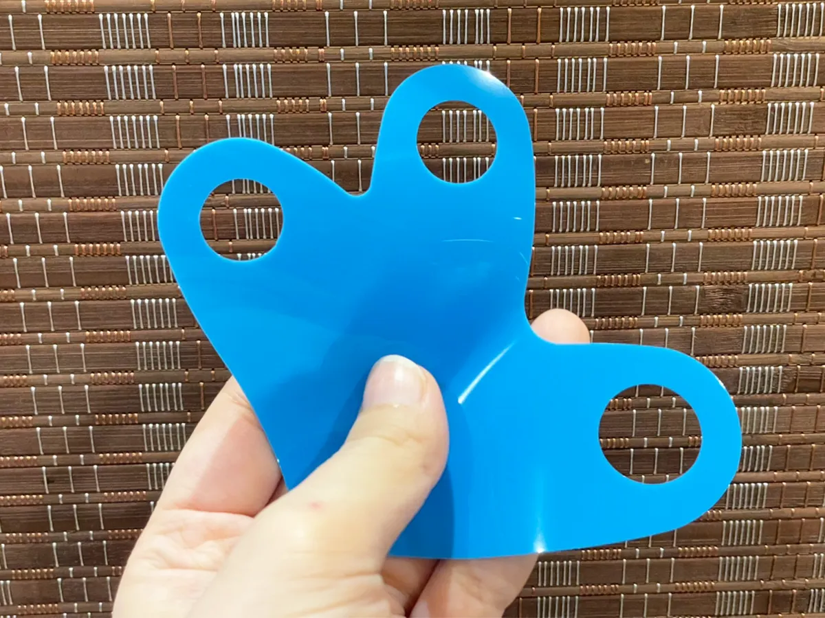 『手袋ピタット』を持つ写真（撮影：grapeライフハック編集部）