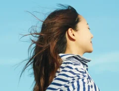 青空と女性の写真