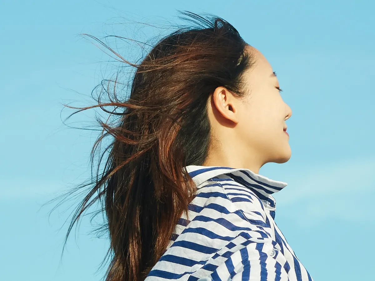 青空と女性の写真