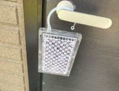 生活感丸出しの『虫除けプレート』が一瞬で…！　「マグネットで付くの最高」「まさに求めてたモノ！」と評判の名品がこちら