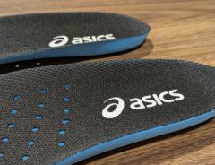 「10km歩いた後も足が軽い」「通勤の革靴が別物に進化する！」　インソールを『アシックス』に替えて1日過ごした結果に「リピート確定！」