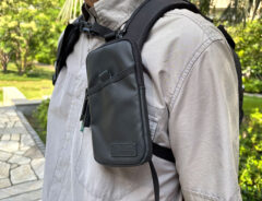 リュック派の救世主！　「改札通過がストレスフリー」「ノールックでスマホを出し入れできる」と大人気のポーチがこちら