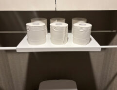 つっぱり棒を2本用意して？　「無駄なスペースを有効活用できる」『棚板』に「トイレットペーパーの買い忘れ防止に役立つ」