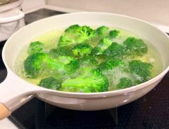 「ブロッコリーもこうやって茹でると簡単!」「肉を焼いても全然こべりつかない」 片手で振れるほど軽い『サーモス』のフライパンはIHもガスも使えてめっちゃ便利!