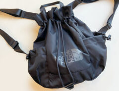 「大きい荷物は宿に置いて、街歩きはコレ」「スマホと財布がピッタリ！」　ノースフェイスの韓国限定バッグが「かわいいのに機能的」と大絶賛！