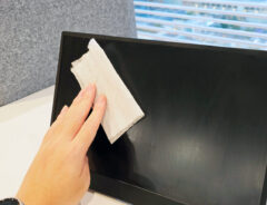 「テレビの画面が汚い…」「ティッシュもアルコールもNGって、どうすればいいの？」　掃除に困る液晶画面、使うべきはコレ