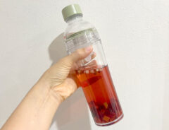 透明ボトルに茶こしをつけると、オシャレな水筒が完成！「これ使ってからコンビニ行く回数減った」「かわいいし気分上がる」