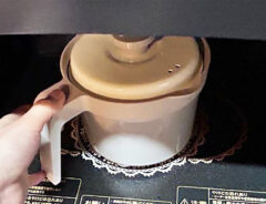 「家の調理器具ぜんぶいらないのでは？」　時短料理にもってこいのレンチンするだけ『ポット』がこちら！