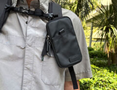 「ガチで出し入れ一瞬」「リュック派の救世主」　スマホの定位置になる『ポーチ』に「もう改札前でモタモタしない！」