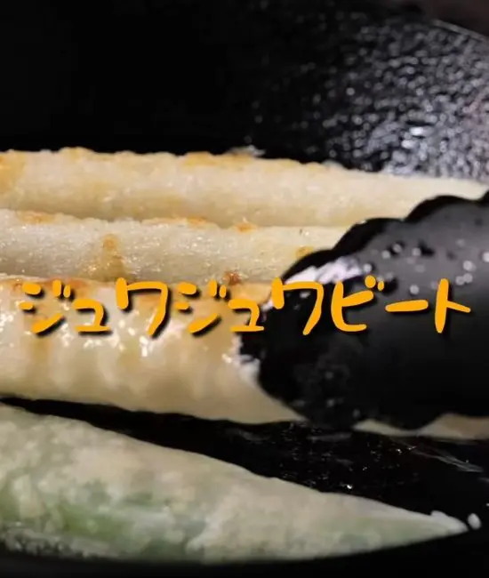 揚げ焼きにしている様子