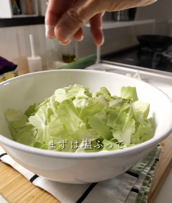 キャベツの下準備をしている様子